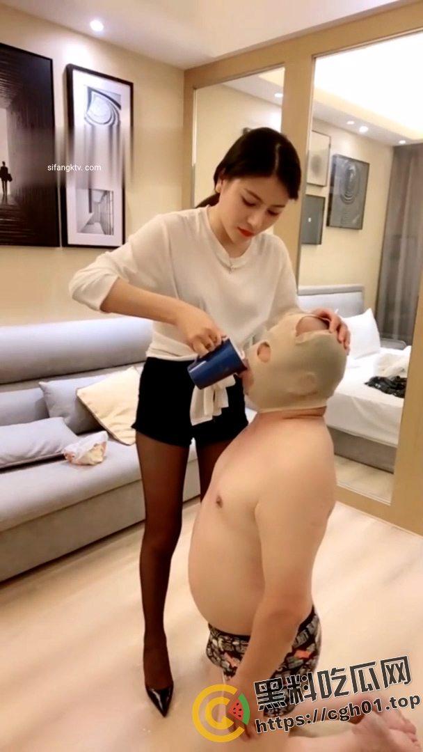 SM翻车现场!M大叔玩不起 当场急眼打起来了 你个公狗M怎么还把主人的胸罩撕烂了呢