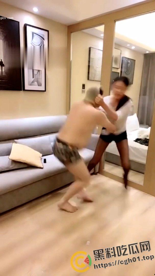 SM翻车现场!M大叔玩不起 当场急眼打起来了 你个公狗M怎么还把主人的胸罩撕烂了呢