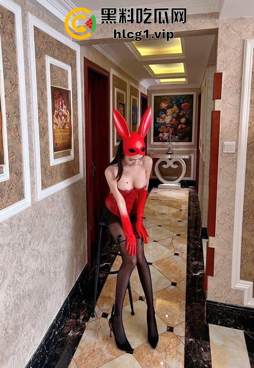 推特骚鸡LoveMyDad私拍震撼上线!SM拳交双开超大玩具,狐狸精颜值撑起全场