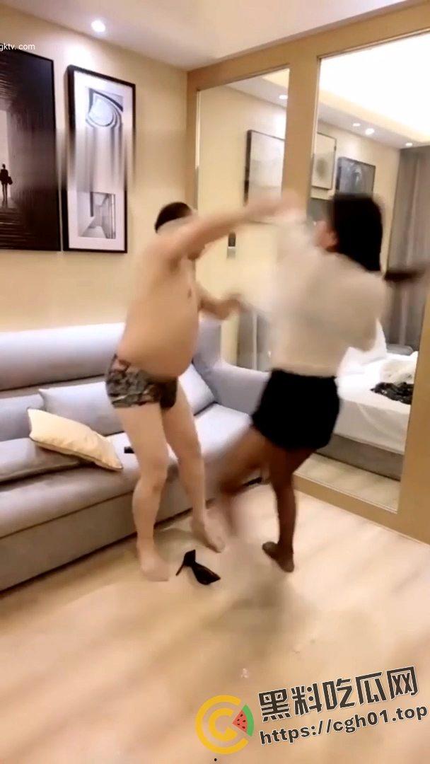 SM翻车现场!M大叔玩不起 当场急眼打起来了 你个公狗M怎么还把主人的胸罩撕烂了呢