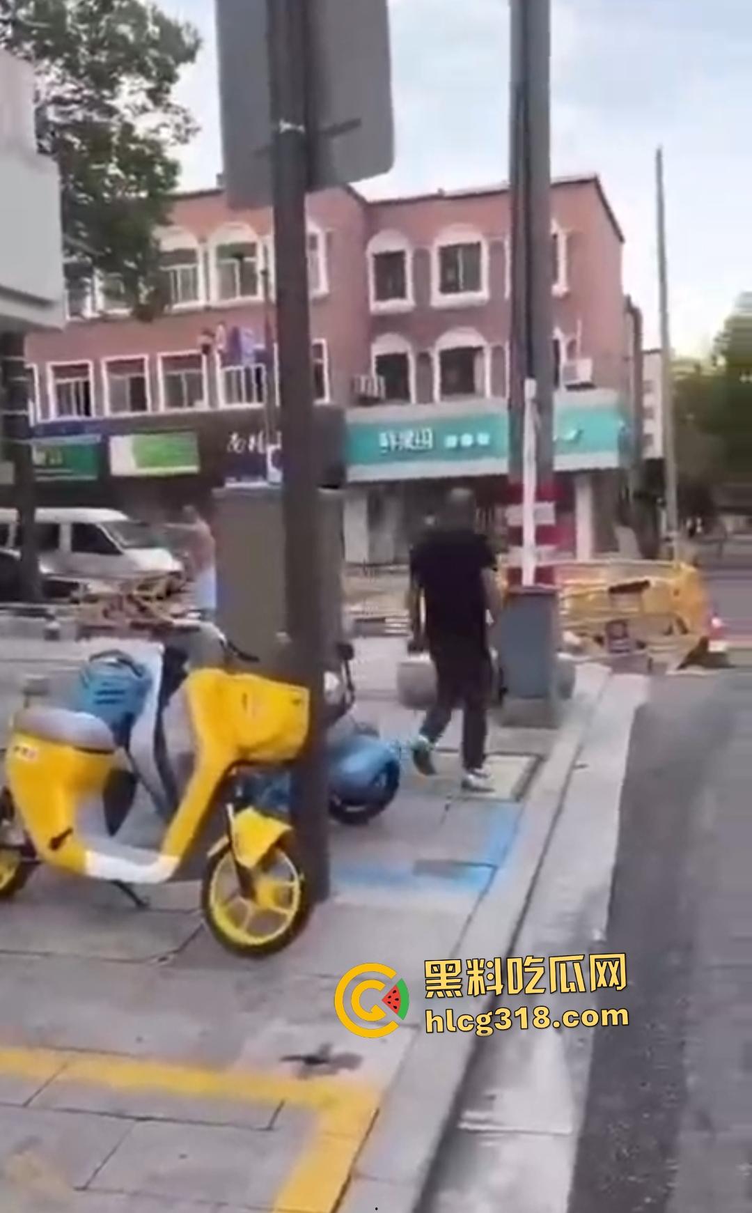 嘉兴斜西街安乐路口四人无故暴打路人！菜刀镰刀梯子狂殴，受害者倒地不起！