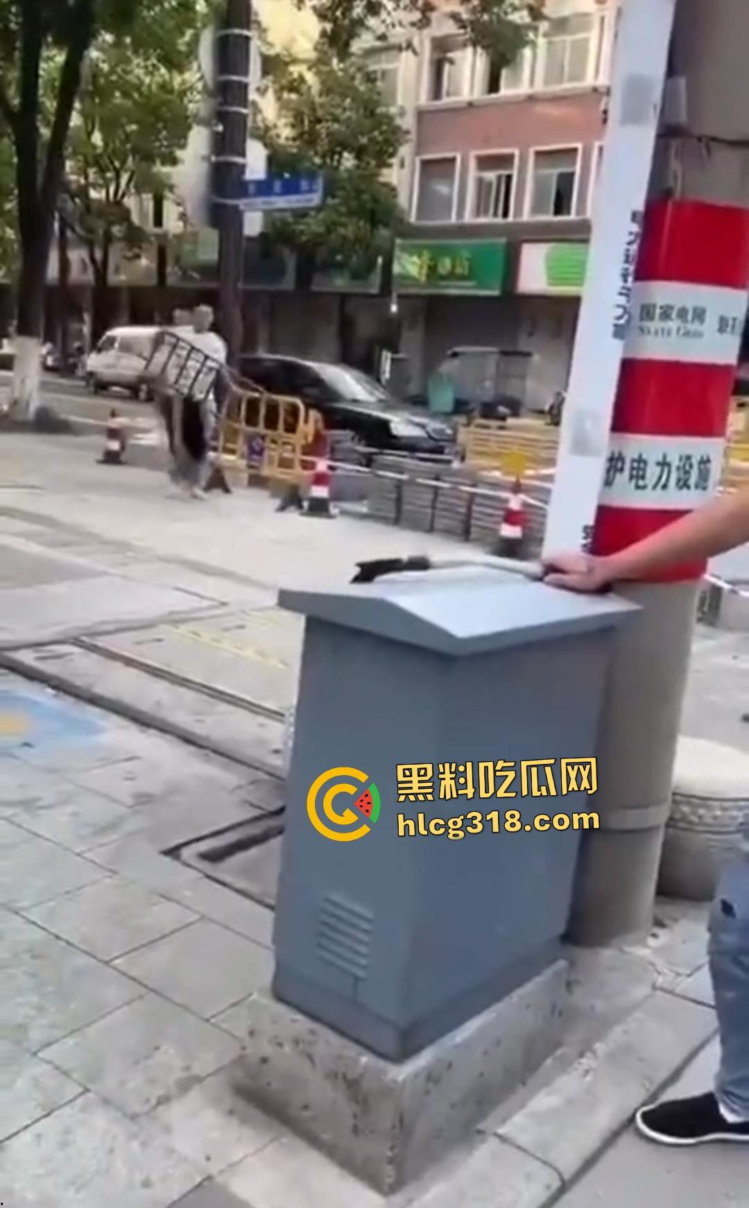 嘉兴斜西街安乐路口四人无故暴打路人!菜刀镰刀梯子狂殴,受害者倒地不起!