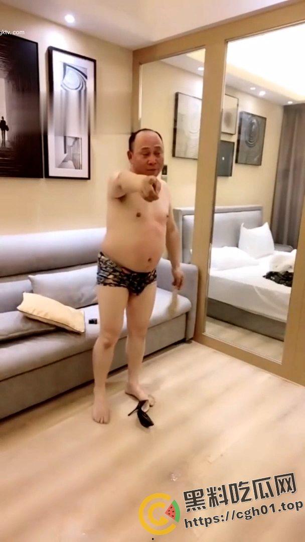 SM翻车现场!M大叔玩不起 当场急眼打起来了 你个公狗M怎么还把主人的胸罩撕烂了呢