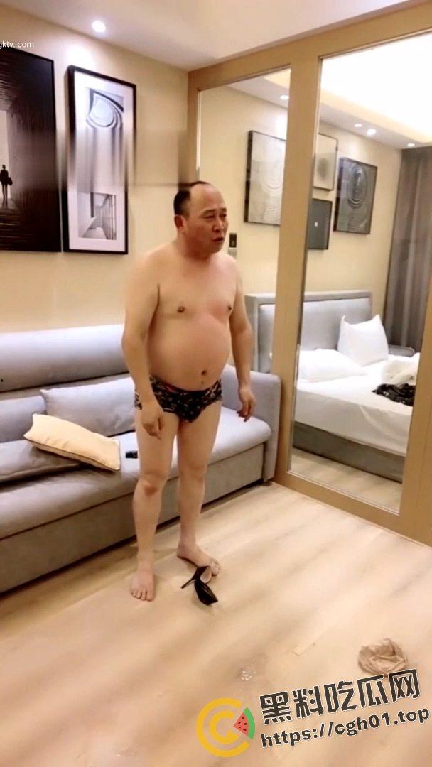 SM翻车现场!M大叔玩不起 当场急眼打起来了 你个公狗M怎么还把主人的胸罩撕烂了呢