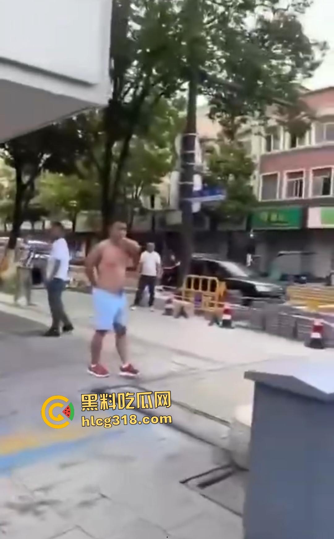 嘉兴斜西街安乐路口四人无故暴打路人!菜刀镰刀梯子狂殴,受害者倒地不起!