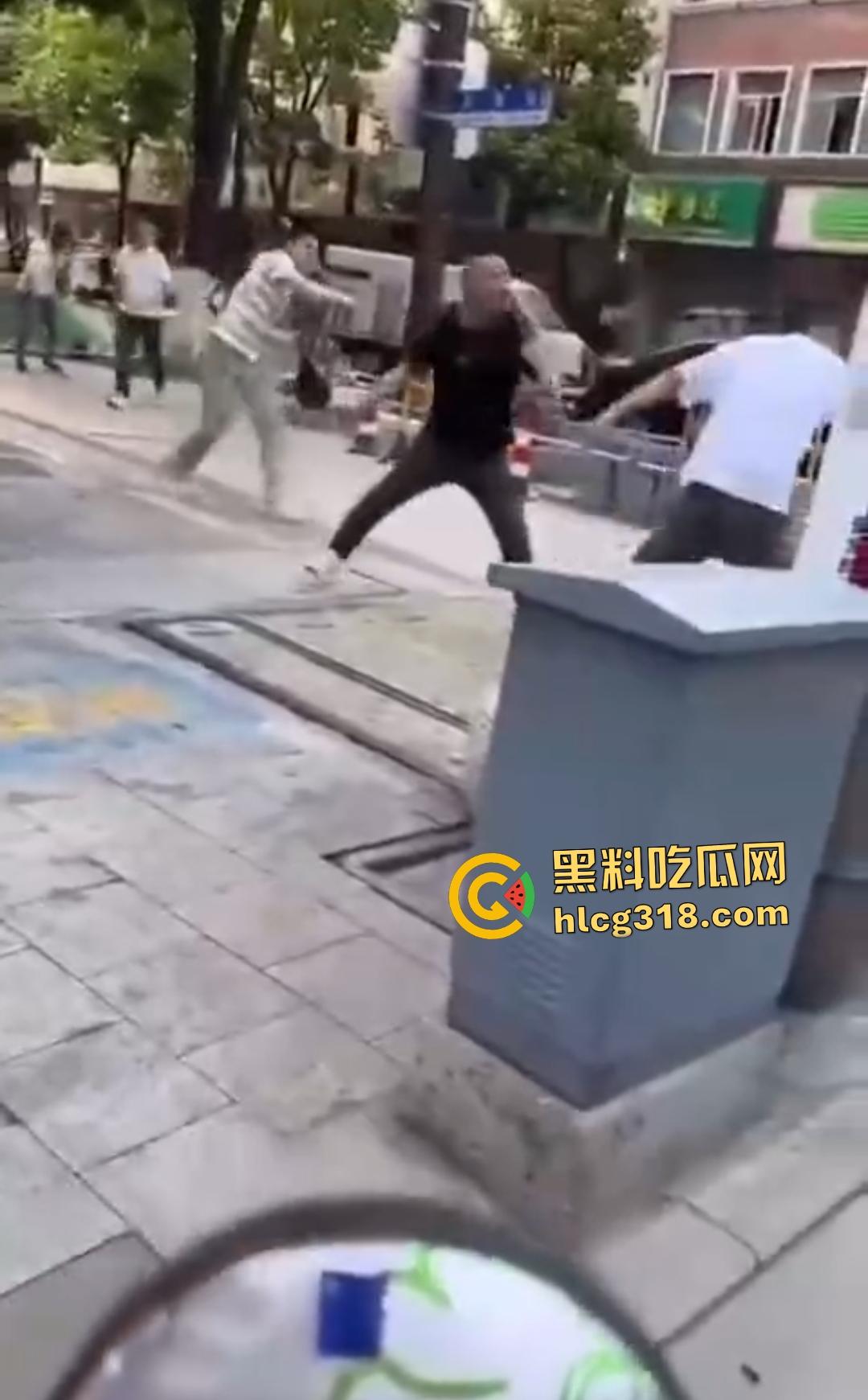 嘉兴斜西街安乐路口四人无故暴打路人!菜刀镰刀梯子狂殴,受害者倒地不起!