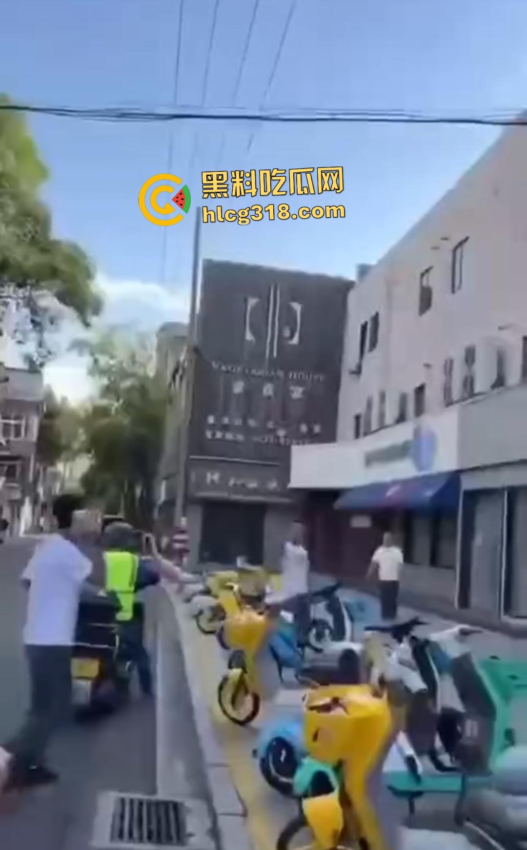 嘉兴斜西街安乐路口四人无故暴打路人!菜刀镰刀梯子狂殴,受害者倒地不起!