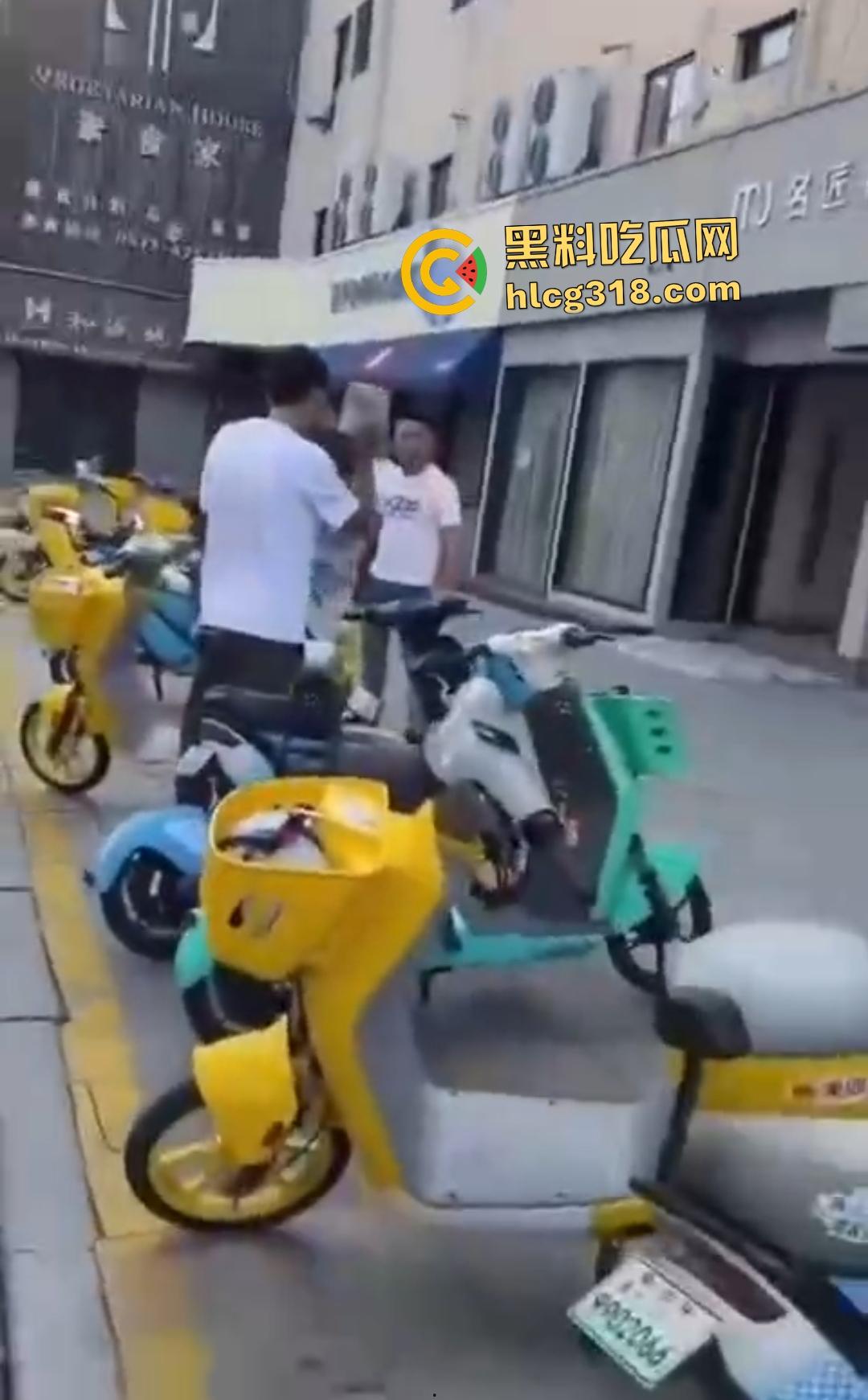 嘉兴斜西街安乐路口四人无故暴打路人!菜刀镰刀梯子狂殴,受害者倒地不起!