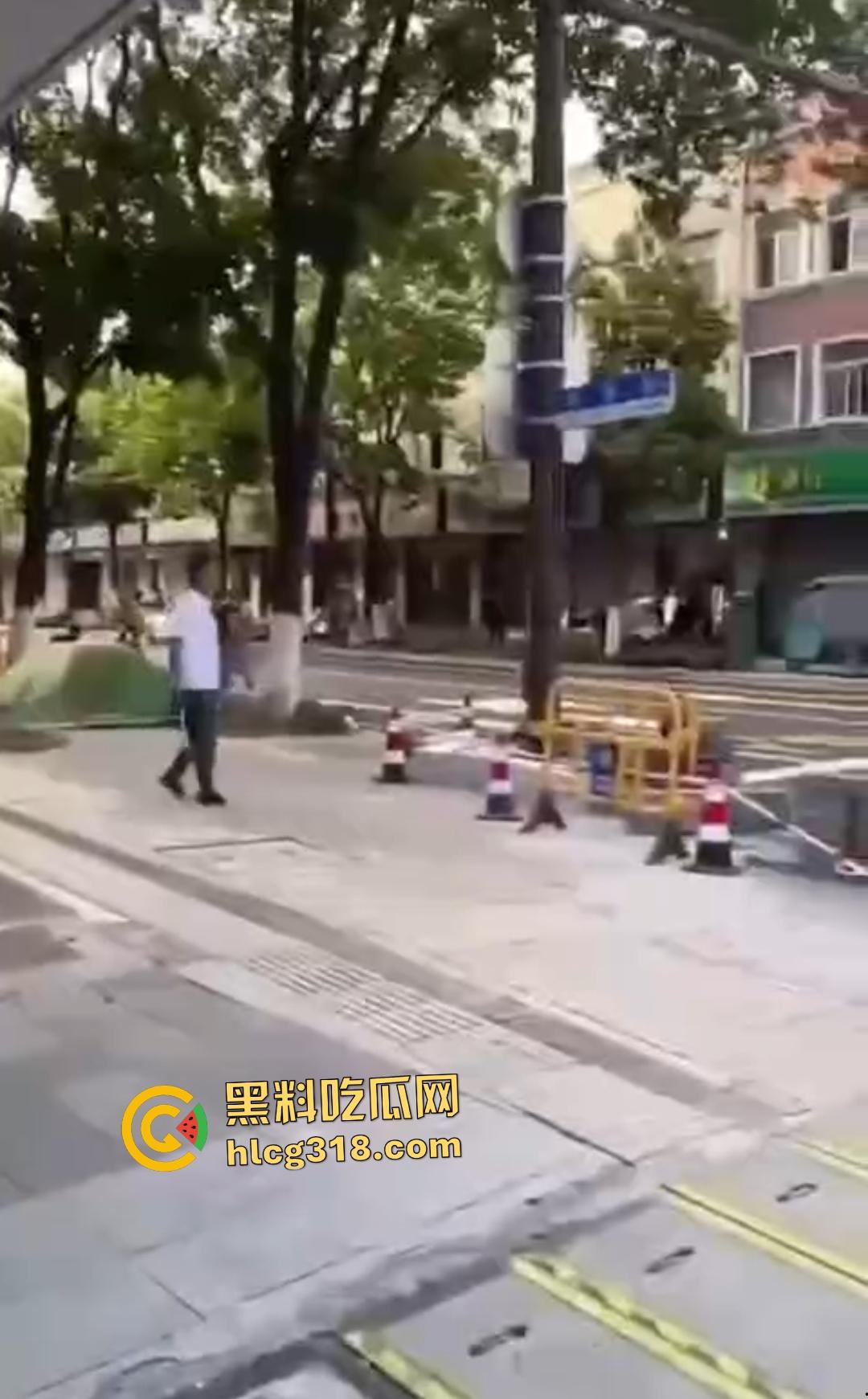 嘉兴斜西街安乐路口四人无故暴打路人!菜刀镰刀梯子狂殴,受害者倒地不起!