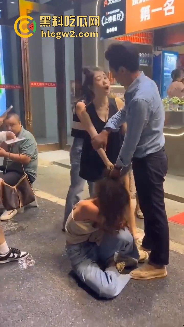 杭州街头正妻当众暴揍小三！揪住头发狂甩耳光 这场面真叫一个解气！