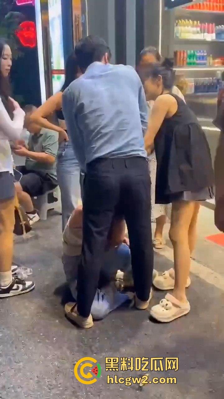 杭州街头正妻当众暴揍小三!揪住头发狂甩耳光 这场面真叫一个解气!