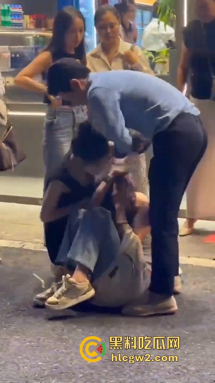 杭州街头正妻当众暴揍小三!揪住头发狂甩耳光 这场面真叫一个解气!