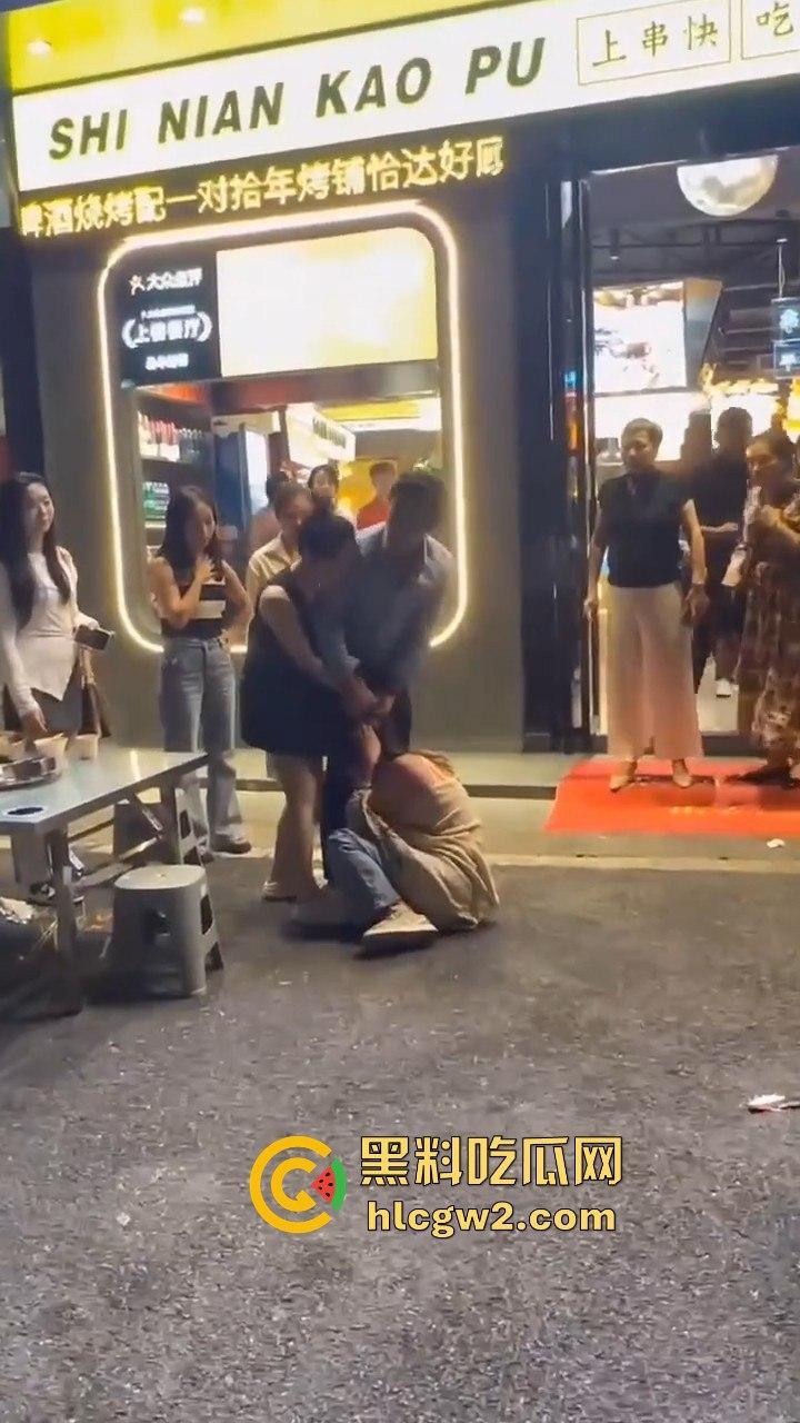 杭州街头正妻当众暴揍小三!揪住头发狂甩耳光 这场面真叫一个解气!