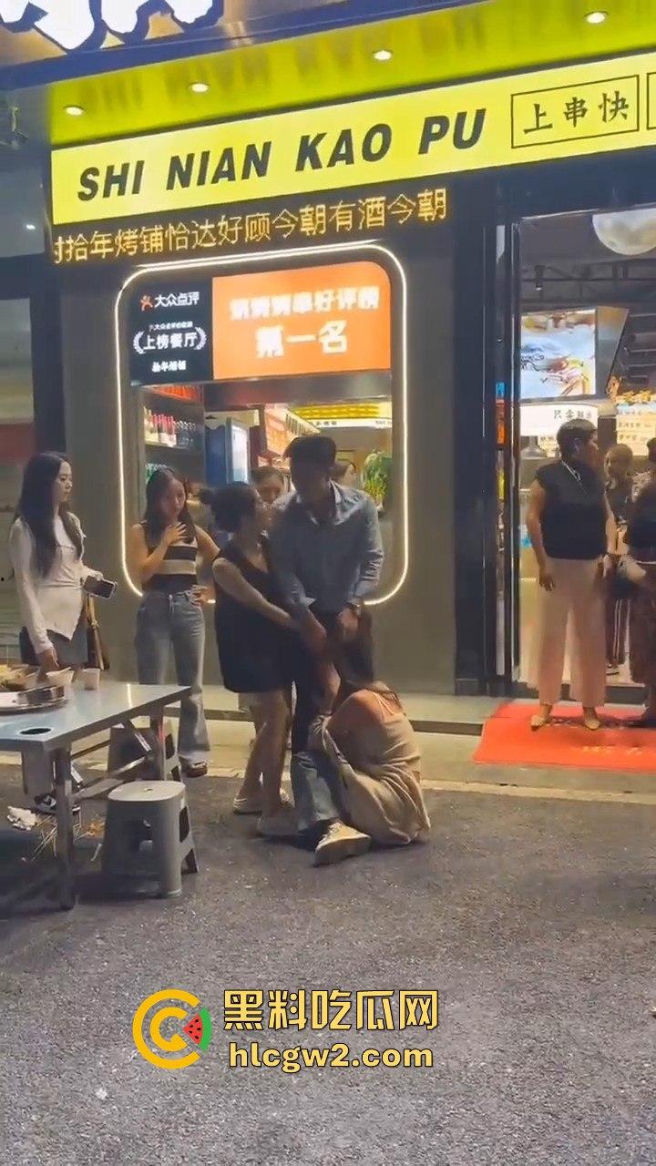 杭州街头正妻当众暴揍小三!揪住头发狂甩耳光 这场面真叫一个解气!
