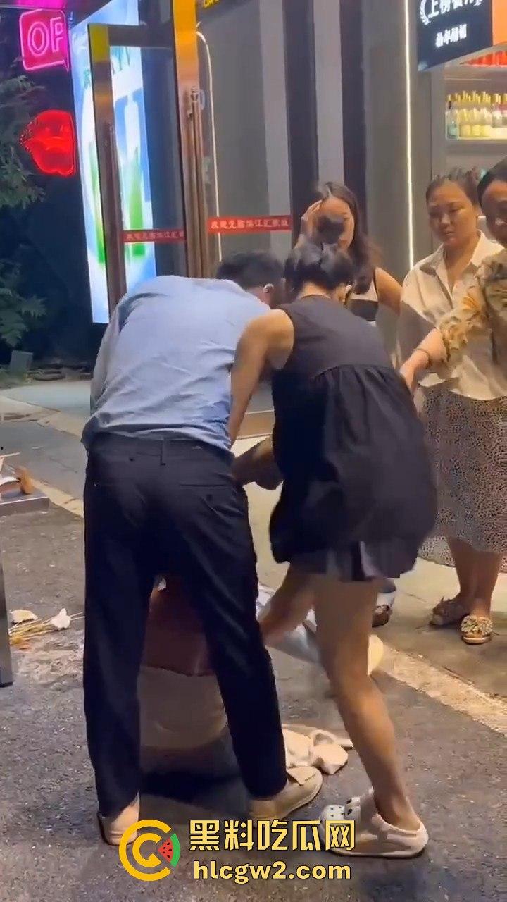 杭州街头正妻当众暴揍小三!揪住头发狂甩耳光 这场面真叫一个解气!