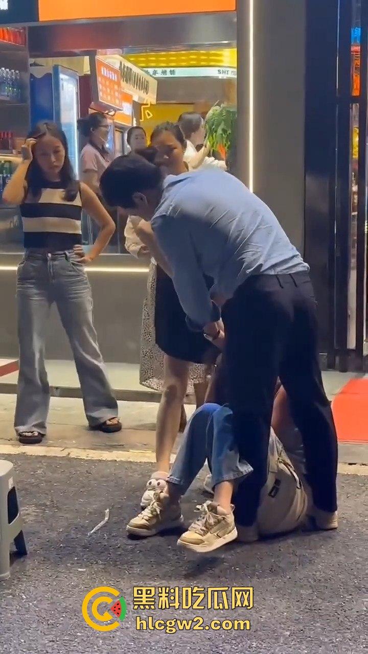 杭州街头正妻当众暴揍小三!揪住头发狂甩耳光 这场面真叫一个解气!