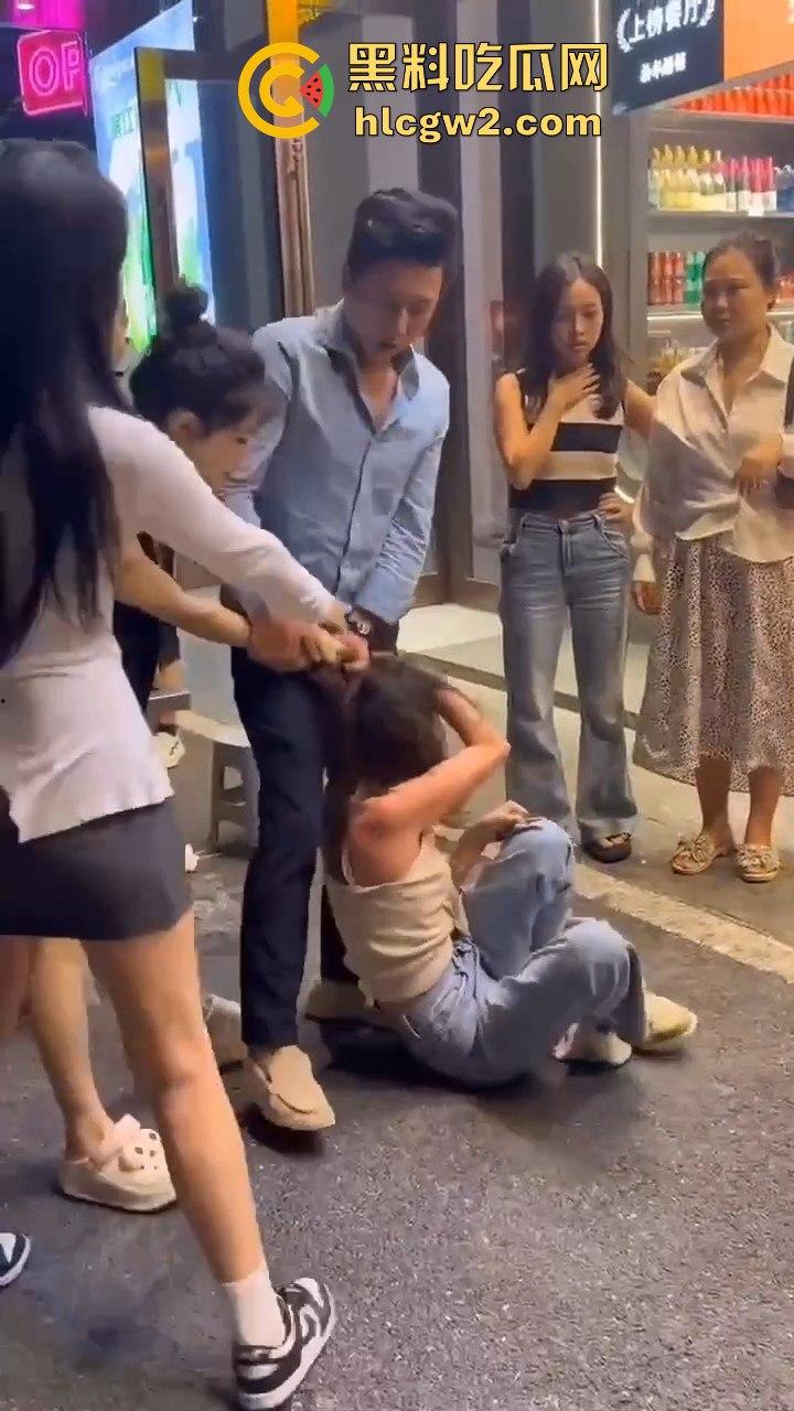 杭州街头正妻当众暴揍小三!揪住头发狂甩耳光 这场面真叫一个解气!