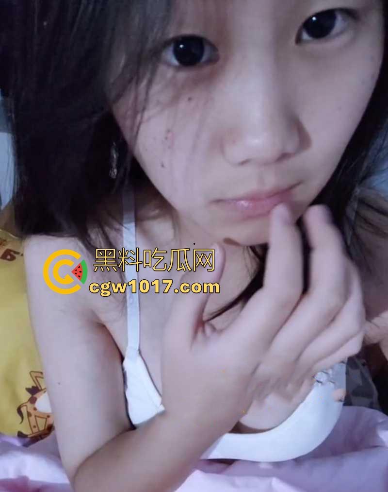 清纯幼师网上聊骚发情，宿舍自拍自慰视频勾引炮友，小小身材竟然有日常大奶，完美的母狗形态啊！