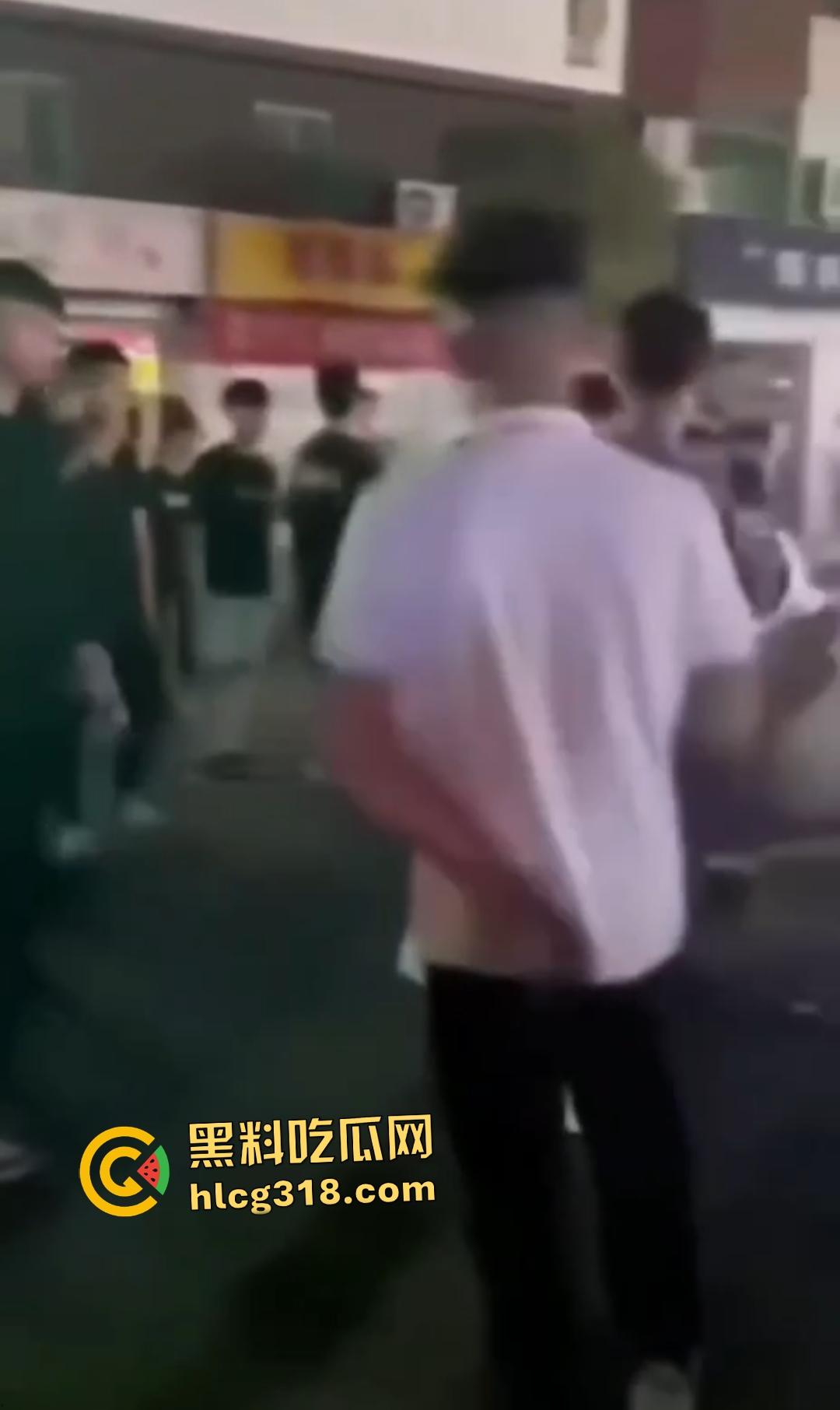 快手【阿彪】叶县商业街被群殴血流满面!直播挑衅引怒,街头惨遭拳脚伺候,场面血腥!