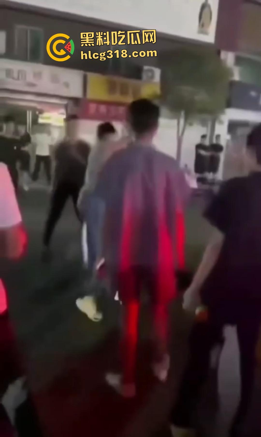 快手【阿彪】叶县商业街被群殴血流满面!直播挑衅引怒,街头惨遭拳脚伺候,场面血腥!