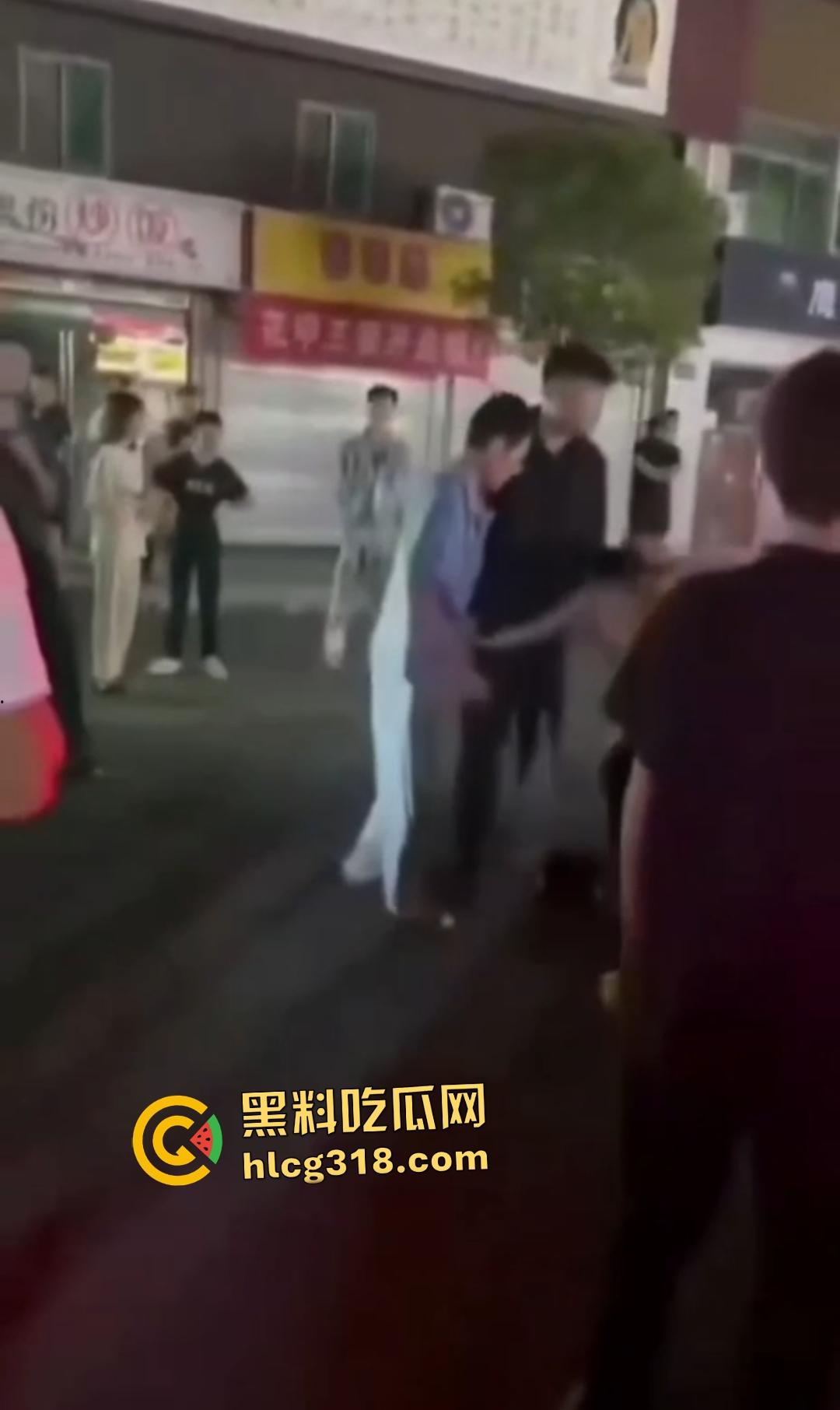 快手【阿彪】叶县商业街被群殴血流满面!直播挑衅引怒,街头惨遭拳脚伺候,场面血腥!
