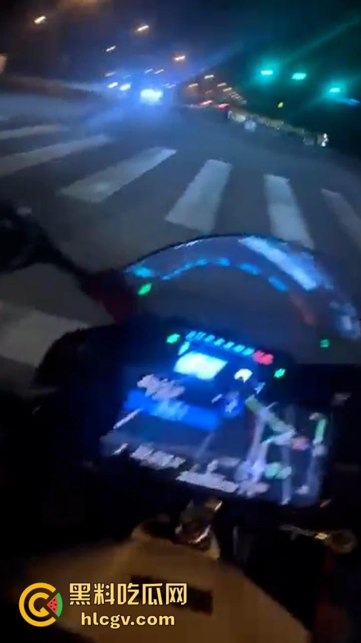 人还在吗？京牌凯越450RR摩友极限对冲特斯拉 摩托车直接被“砍头”！