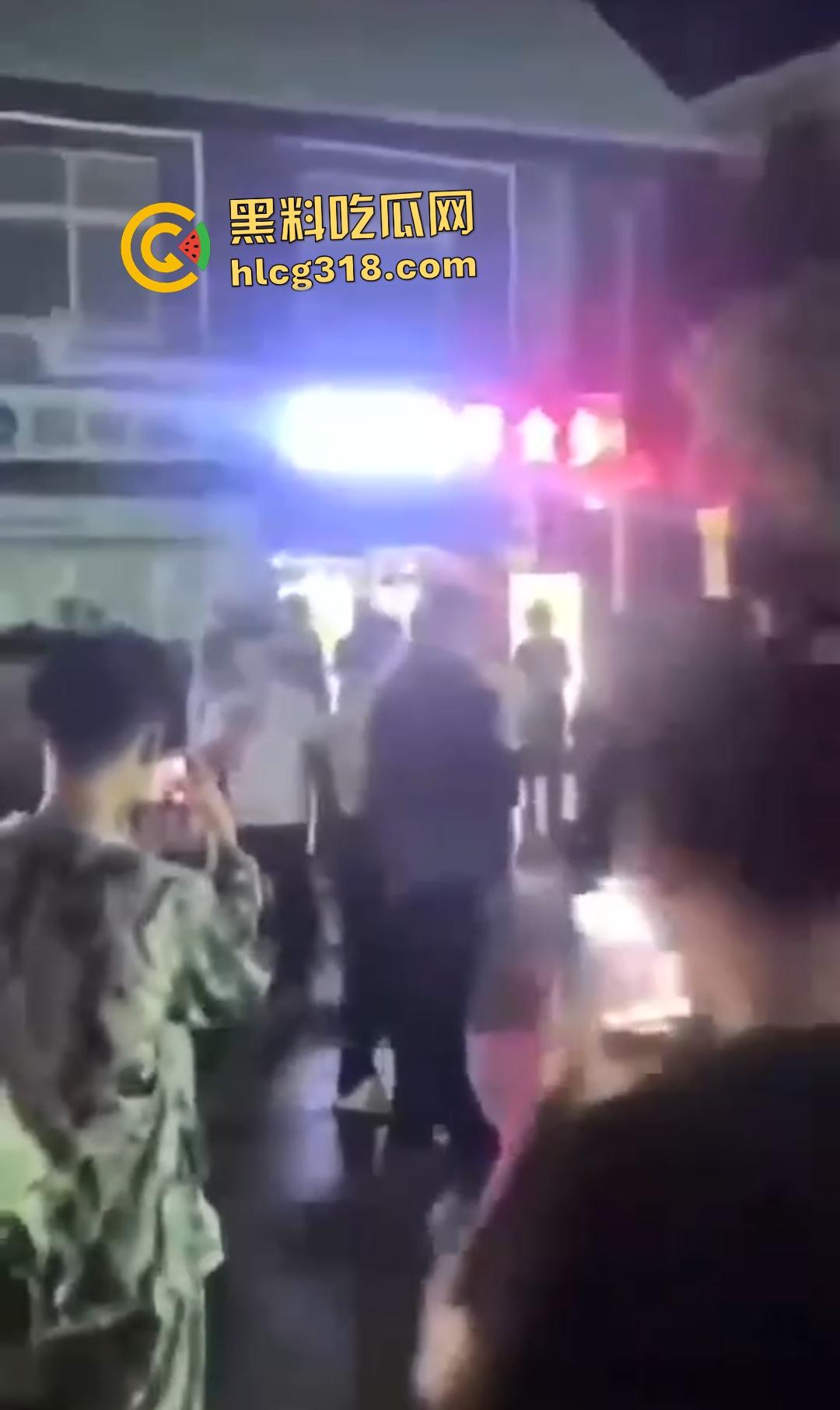 快手【阿彪】叶县商业街被群殴血流满面!直播挑衅引怒,街头惨遭拳脚伺候,场面血腥!