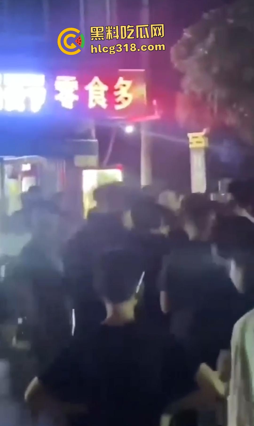 快手【阿彪】叶县商业街被群殴血流满面!直播挑衅引怒,街头惨遭拳脚伺候,场面血腥!