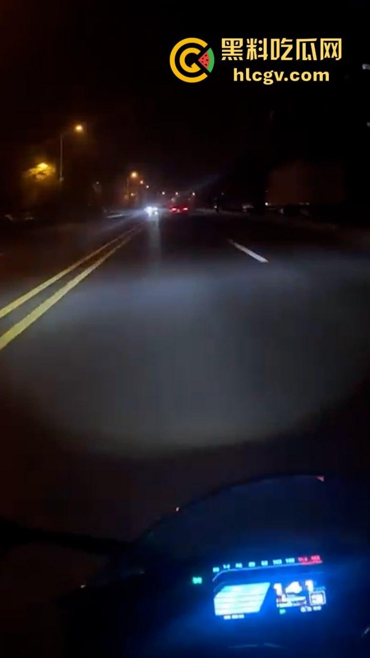 人还在吗?京牌凯越450RR摩友极限对冲特斯拉 摩托车直接被“砍头”!