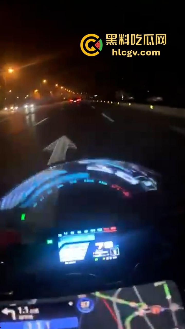 人还在吗?京牌凯越450RR摩友极限对冲特斯拉 摩托车直接被“砍头”!