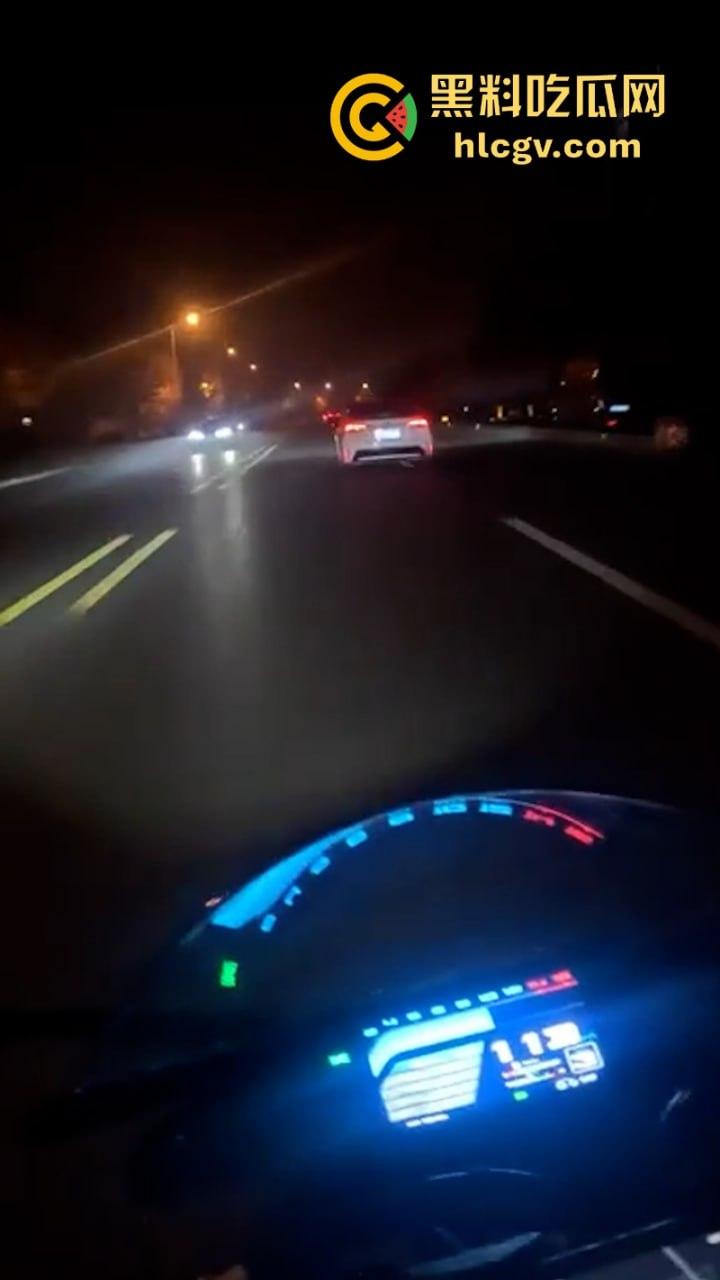 人还在吗?京牌凯越450RR摩友极限对冲特斯拉 摩托车直接被“砍头”!