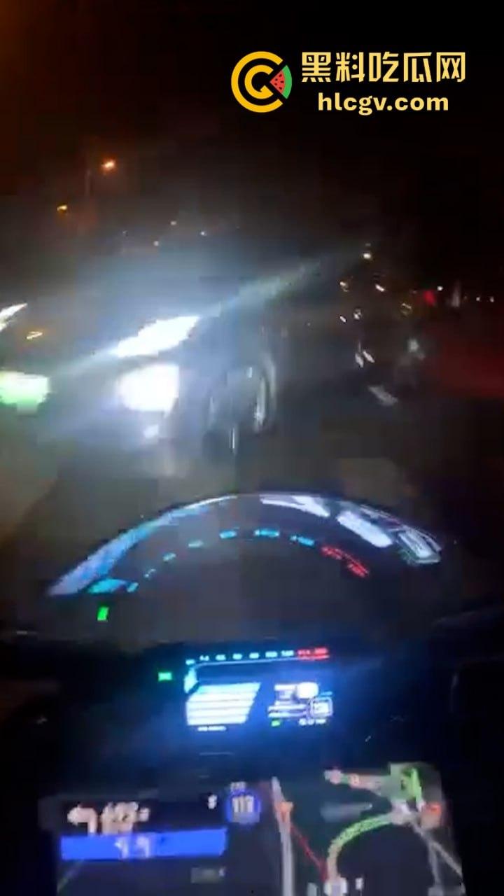 人还在吗?京牌凯越450RR摩友极限对冲特斯拉 摩托车直接被“砍头”!