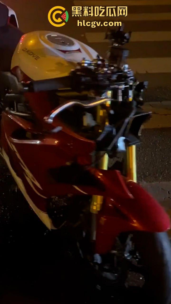 人还在吗?京牌凯越450RR摩友极限对冲特斯拉 摩托车直接被“砍头”!