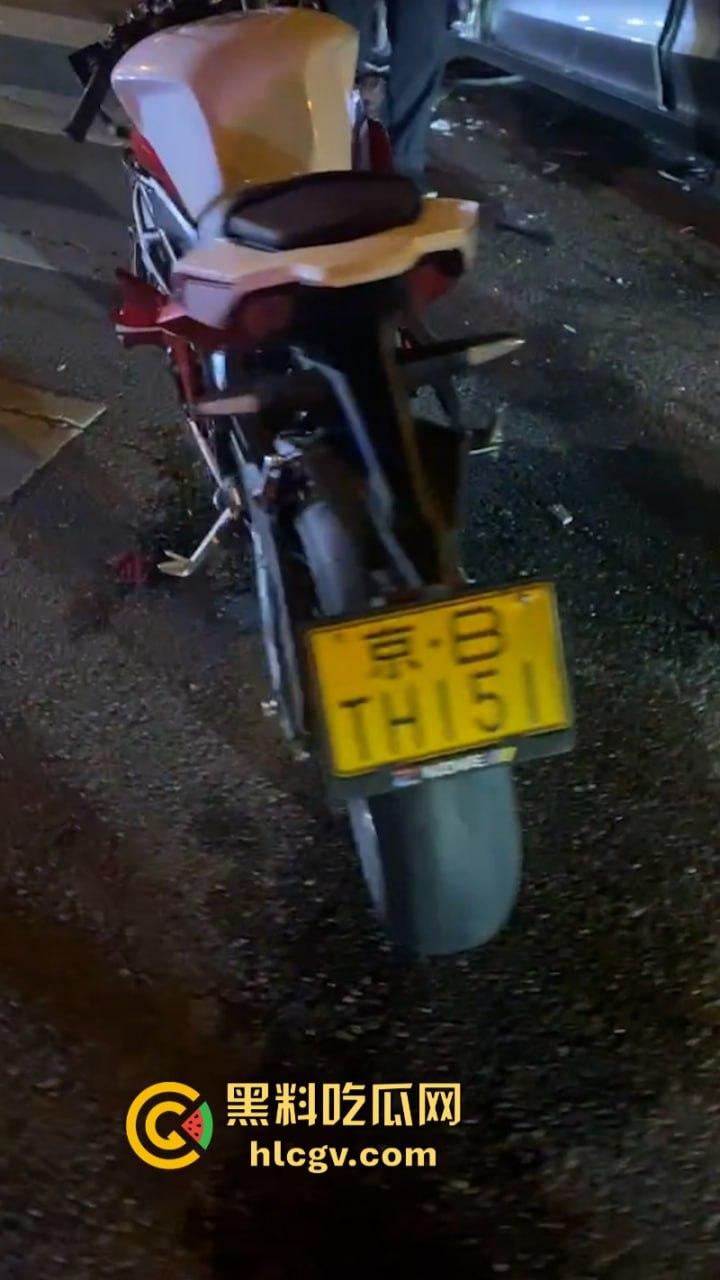 人还在吗?京牌凯越450RR摩友极限对冲特斯拉 摩托车直接被“砍头”!