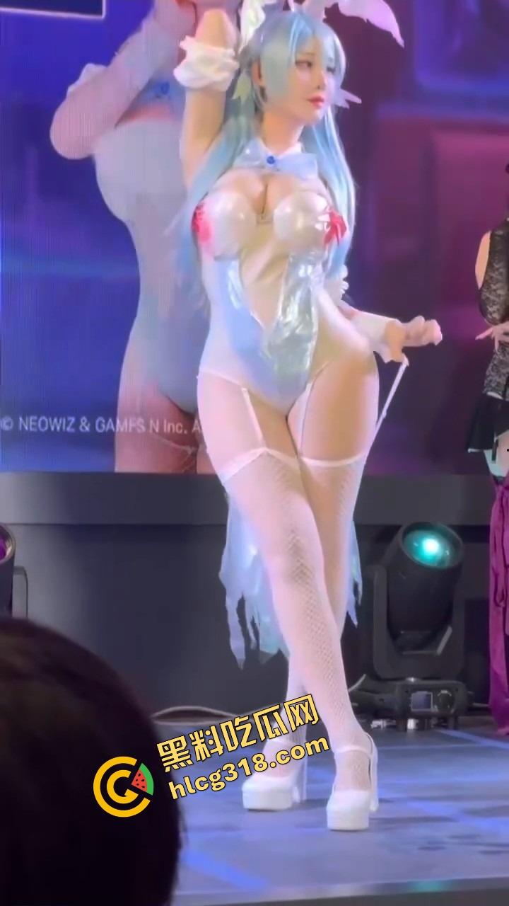 韩国coser空降B站舞台动作撩到飞起,合影姿势贴身卷全场,内地coser被比成木头死尸路边货!