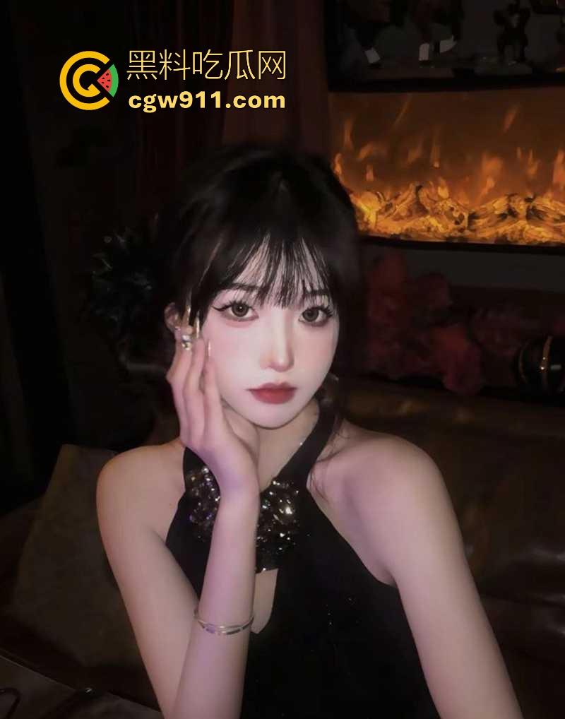 武汉神颜美女销售【刘家琪】暗骚反差玩露奶诱惑,骑术一流猛摇榨精,被拽发狠操,撅腚迎猛操!