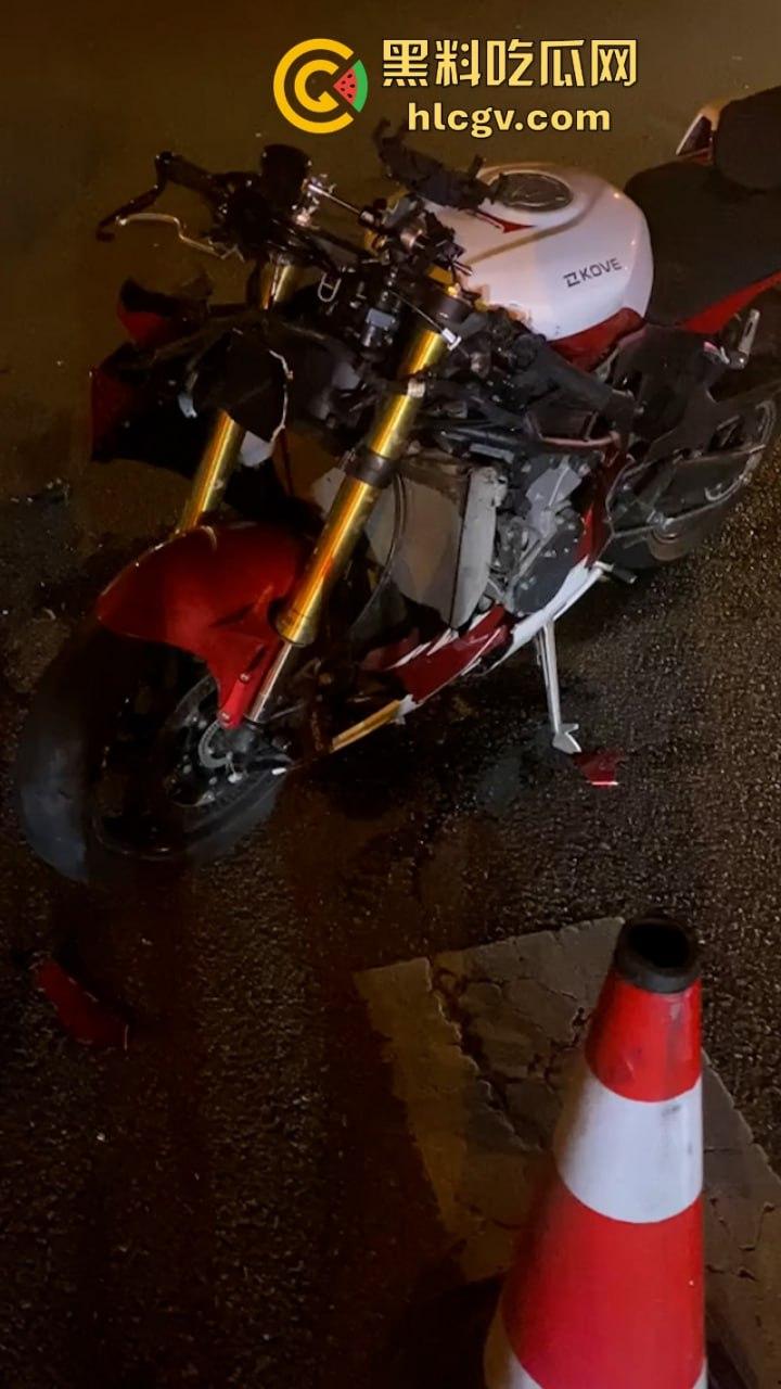 人还在吗?京牌凯越450RR摩友极限对冲特斯拉 摩托车直接被“砍头”!