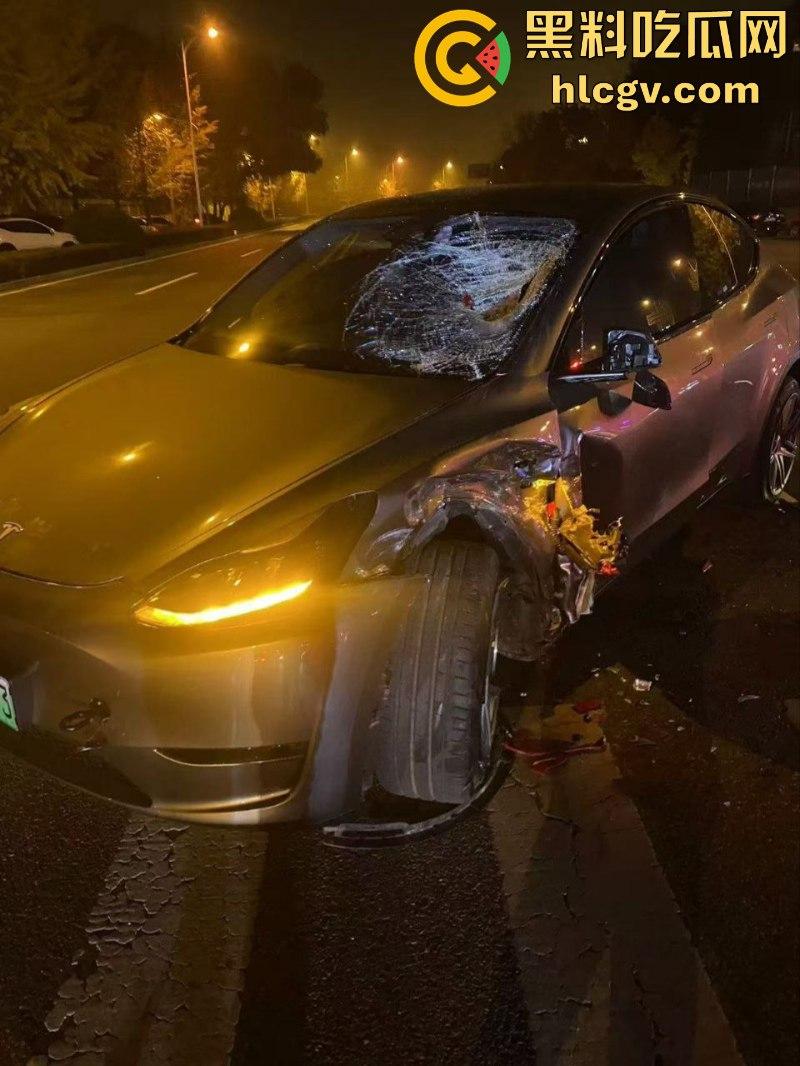 人还在吗?京牌凯越450RR摩友极限对冲特斯拉 摩托车直接被“砍头”!