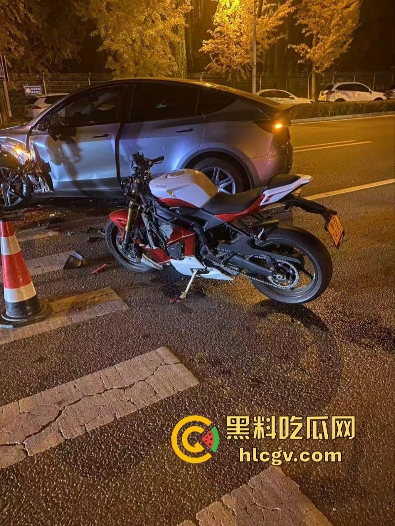 人还在吗?京牌凯越450RR摩友极限对冲特斯拉 摩托车直接被“砍头”!