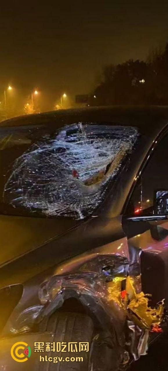 人还在吗?京牌凯越450RR摩友极限对冲特斯拉 摩托车直接被“砍头”!