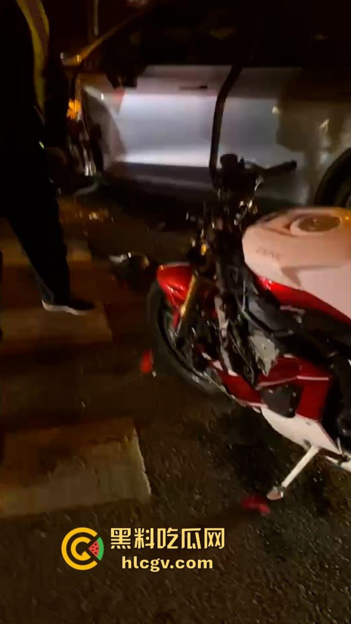 人还在吗?京牌凯越450RR摩友极限对冲特斯拉 摩托车直接被“砍头”!