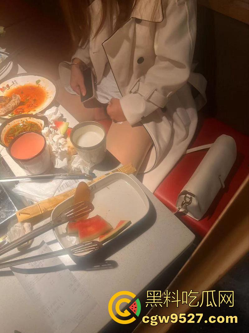 苏州母狗人妻【筱雨】,极品身材眼镜反差婊,背着老公到处约炮偷吃,打炮不雅视频曝光!