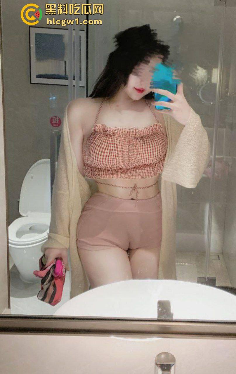 东北哈尔滨学生妹【佐琳】出租房黑丝私拍，光滑白腿配肥美翘臀，玩得骚得水流满床！