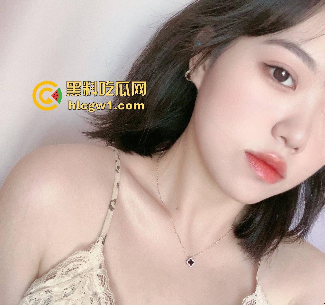 东北哈尔滨学生妹【佐琳】出租房黑丝私拍,光滑白腿配肥美翘臀,玩得骚得水流满床!