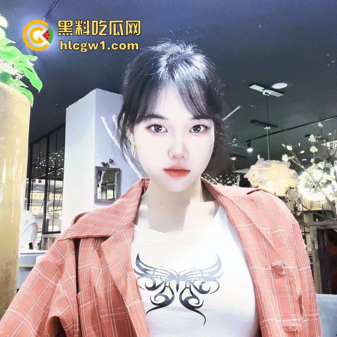 东北哈尔滨学生妹【佐琳】出租房黑丝私拍,光滑白腿配肥美翘臀,玩得骚得水流满床!