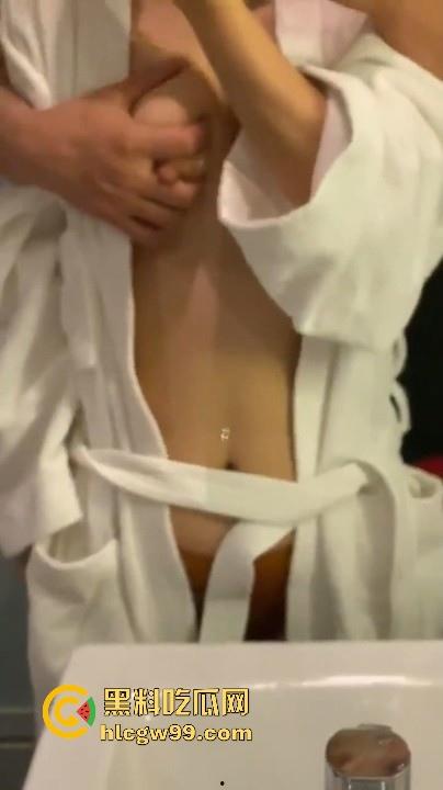 广西学院清纯学妹【钟雨】性爱视频曝光,扭腰翘臀淫荡至极,骚劲毕露像极欠操的母狗!