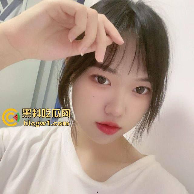 东北哈尔滨学生妹【佐琳】出租房黑丝私拍,光滑白腿配肥美翘臀,玩得骚得水流满床!