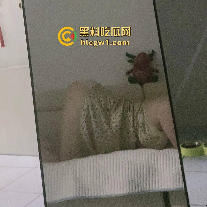 东北哈尔滨学生妹【佐琳】出租房黑丝私拍,光滑白腿配肥美翘臀,玩得骚得水流满床!