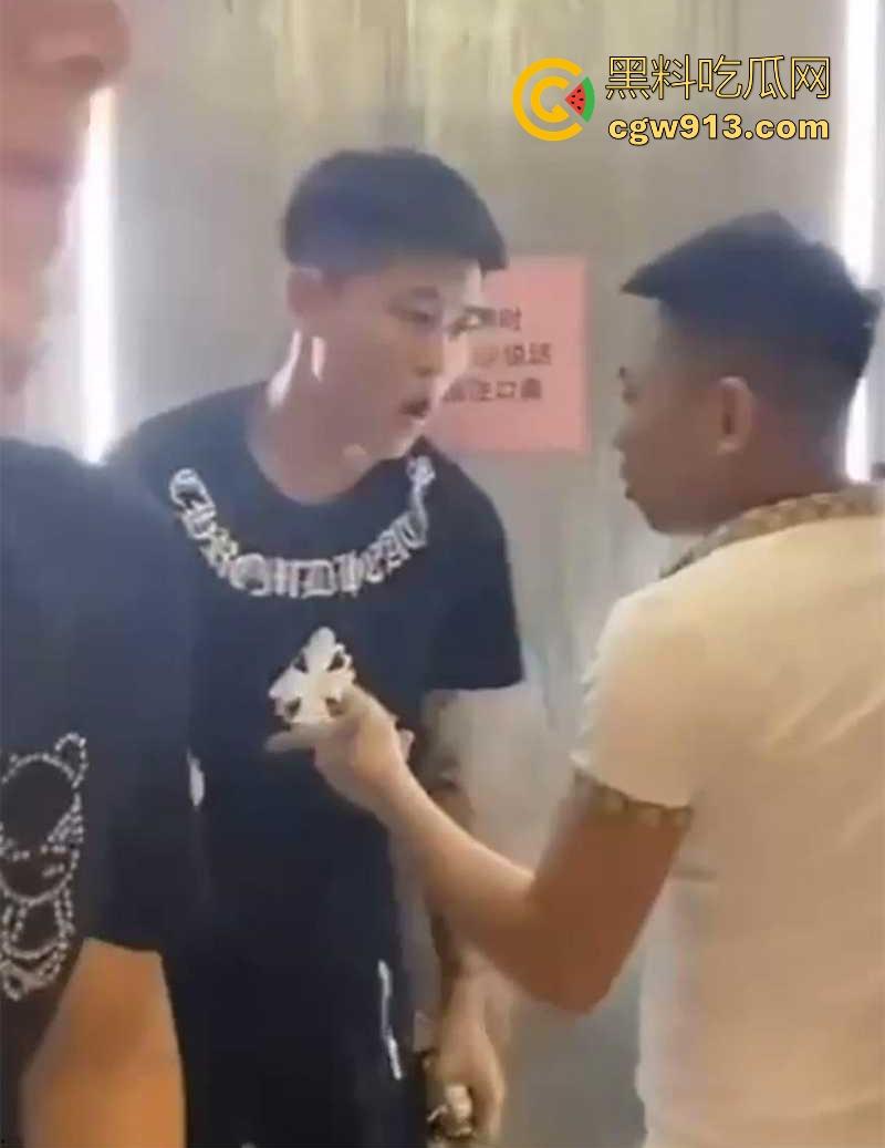 快手网红【大懿】线下被围殴视频曝光!宇将军麾下头号大将遭群殴下跪 ,大哥进去了,小弟都不好受啊!