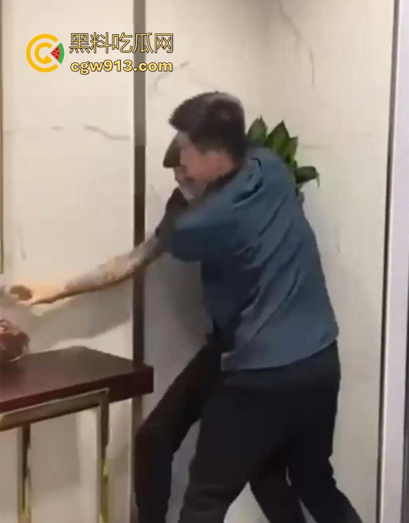 快手网红【大懿】线下被围殴视频曝光!宇将军麾下头号大将遭群殴下跪 ,大哥进去了,小弟都不好受啊!